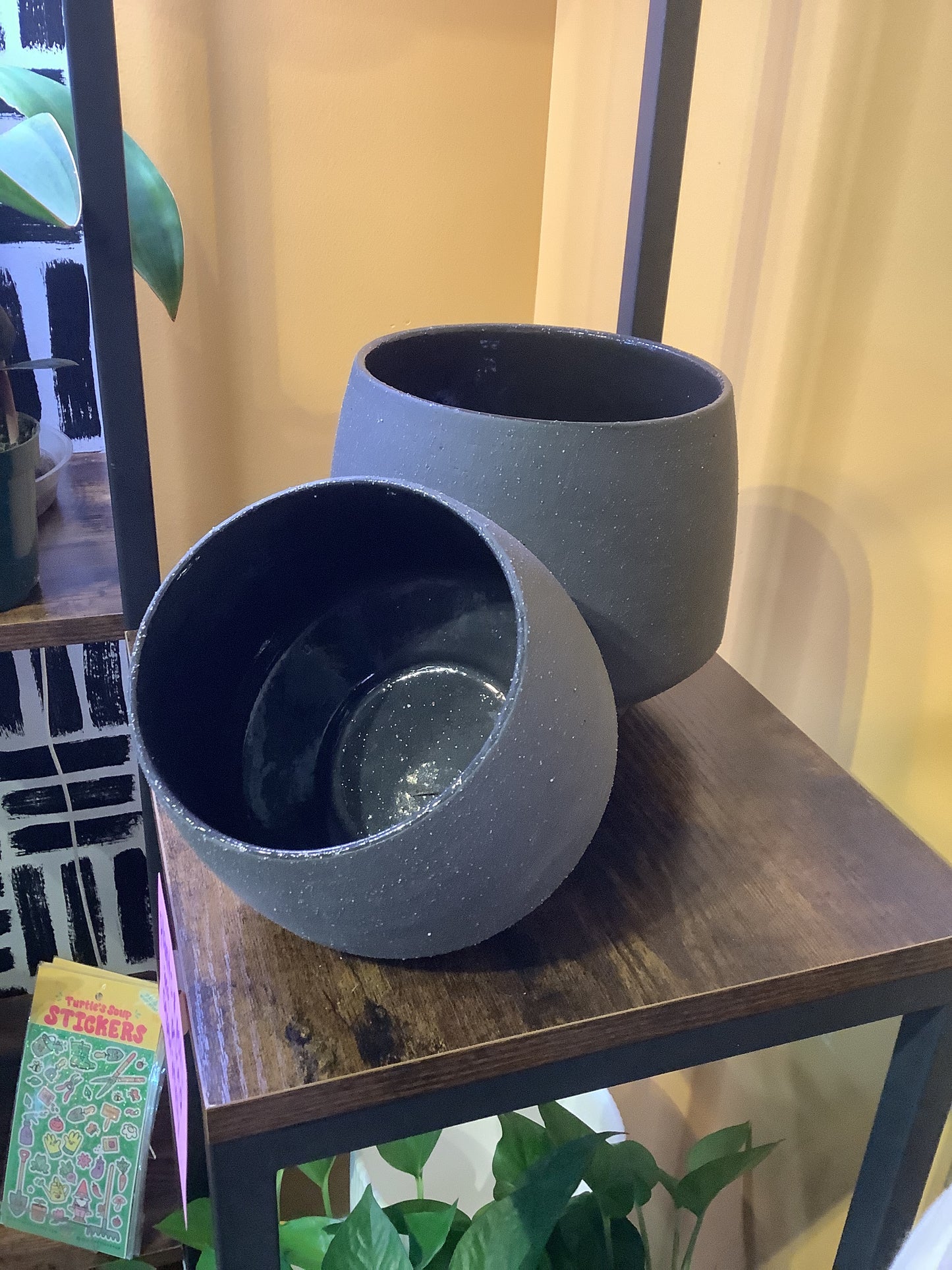 Tapered/textured cache pots